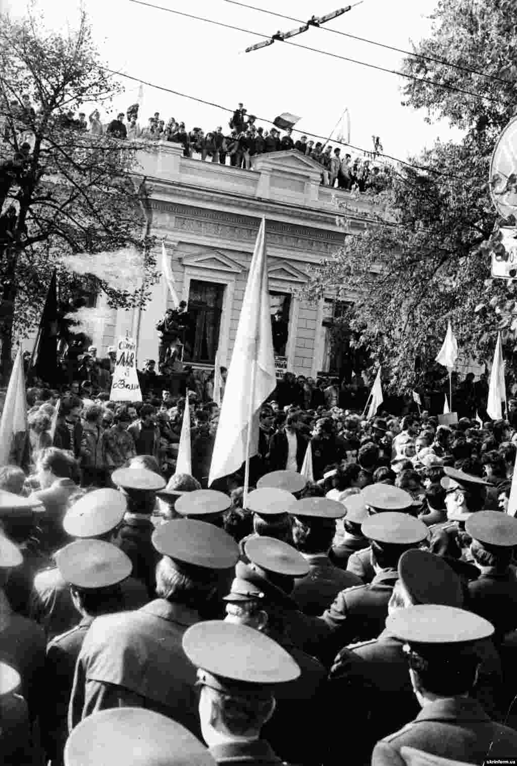 Революція на граніті. Деякі учасники протесту вилізли на дах будинку, що розташований біля будівлі Верховної Ради