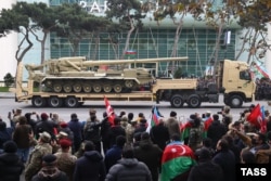 A 203mm 2S7 Pion self-propelled heavy artillery system. On both sides, residential areas were hit by shelling and rockets, causing deaths and injuries among civilians.