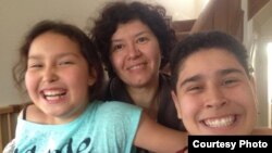 Бақытжан Кетебаевтың әйелі Аниса Абдуллаева (ортада) қызы Найла (солжақта) және ұлы Камалмен. Лондон,1 мамыр 2015 жыл.