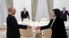 Președintele Rusiei, Vladimir Putin, se întâlnește cu ministra de externe nord-coreeană Choe Son-hui la Moscova, pe 27 octombrie 2025.