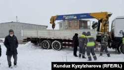 Атайын техника акыркы 2-3 айда салынганы айтылган үйлөрдүн бирин бузуу үчүн элдин каршы болгонуна карабай келген учуру.