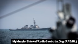 Ракетный эсминец США Ross во время учений Sea Breeze-2021 в Черном море