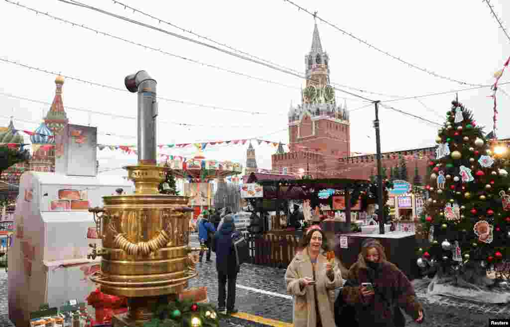 Oamenii vizitează târgul de Crăciun și de Anul Nou din Piața Roșie, Moscova, pe 16 decembrie 2025.