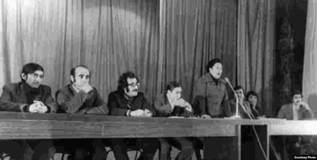 ADU-da &ldquo;Azərbaycan&rdquo; jurnalının kollektivi ilə g&ouml;r&uuml;ş. Soldan Vaqif Yusifli, M&ouml;vlud S&uuml;leymanlı, Nadir Cabbarov, mən...1980-ci il.