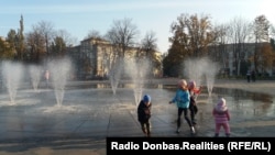 Діти бавляться у фонтані в центрі Маріуполя, осінь 2019 року