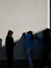 Disa fëmijë duke luajtur kukafshehtas në një shkollë në Gjakovë. Fotografi ilustruese nga arkivi. 