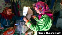 A woman casts her ballot at her home during early voting in the Tyumen region, over 2,000 kilometers northeast of Moscow.