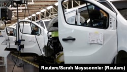 Сборка автомобилей на заводе Renault в Сандувиле, Франция, 29 марта 2024 года