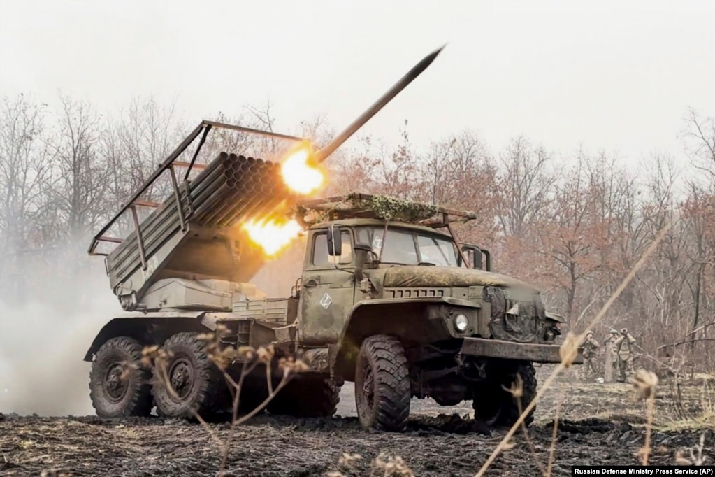 Një raketahedhës rus duke shtënë ndaj pozicioneve në Ukrainë, më 20 mars. Gjatë bisedimeve të vazhdueshme për paqe, luftimet përgjatë vijës së frontit vazhduan pasi Rusia refuzoi një armëpushim të plotë.
