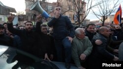 Оппозициячыл саясатчы Ишхан Сагателян сүйлөөдө. Ереван. 2021-жылдын 9-марты.
