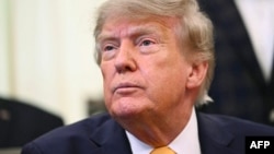 «Вони везуть з собою пропозицію щодо припинення війни, – заявив Трамп, не наводячи подробиць. – Ми відправили їх туди, щоб з’ясувати, чи вдасться нам чогось досягти, і, можливо, у нас є непогані шанси на це»