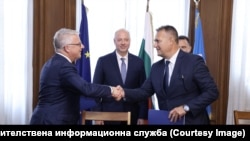  Меморандумът беше подписан във вторник от изпълнителния шеф на БЕХ Валентин Николов и вицепрезидента по научни проучвания и икономическо развиване на UND Скот Снайдър в наличието на българския министър председател Росен Желязков и министъра на енергетиката Жечо Станков 