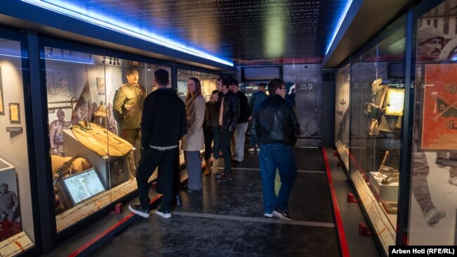 Vizitorët duke parë nga afër muzeun.