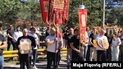 Lokalni Srbi protestuju protiv, kako kažu, napada na crkveno imanje u Zubinom Potoku na severu Kosova sa većinskim srpskim stanovništvom, 27.9.2024. 