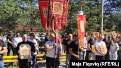 Serbët lokalë protestojnë para një stacioni policor në Zubin Potok në veri të Kosovës kundër, siç thanë ata, “shkatërrimit” të një faltoreje në një fshat të kësaj komune të banuar me shumicë serbe, 27 shtator 2024.