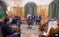 Дональд Трамп (у цэнтры) і дзяржаўны сакратар ЗША Марка Рубіё (справа ад яго) сустракаюцца з часовым прэзыдэнтам Сырыі Ахмэдам аль-Шараа (другі зьлева) і з насьледным прынцам Саудаўскай Арабіі Мухамадам бін Сальманам (трэці справа), Эр-Рыяд, 14 траўня 2025 году
