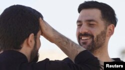 Oslobođeni izraelski taoci, blizanci Gali i Ziv Berman, koje su držane u Gazi od smrtonosnog napada Hamasa 7. oktobra 2023. godine. (Materijal Izraelskih bezbednosnih snaga preko Rojtersa)