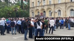 ოპოზიციის მხარდამჭერები სოხუმში, აფხაზეთის დე ფაქტო პარლამენტთან