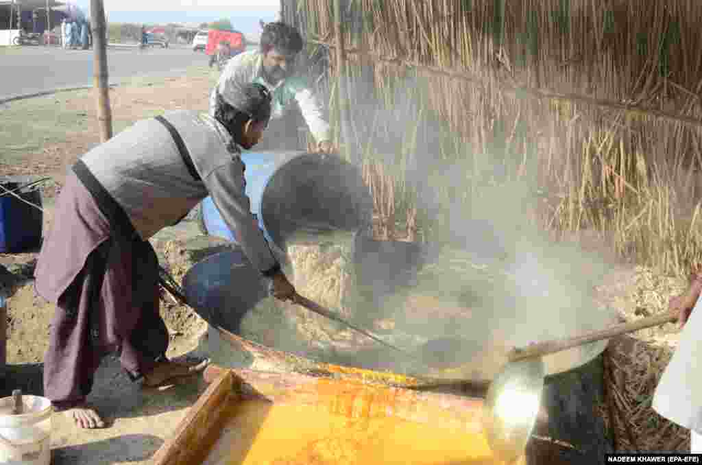 Punëtorë pakistanezë në provincën Sindh duke përpunuar lëngun e kallamsheqerit për të prodhuar jaggery, një sheqer tradicional i parafinuar që përdoret si ëmbëlsues natyral.