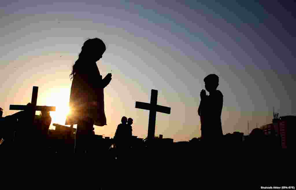 Pakistani Christians visit the graves of loved ones as they observe All Souls&#39; Day in Karachi, Pakistan. All Souls&#39; Day is a Roman Catholic day of remembrance for friends and loved ones who have passed away. (epa-EFE/Shahzaib Akber)