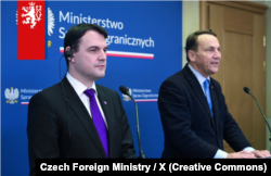 Міністри закордонних справ Чехії, Петр Мацинка, та Польщі, Радослав Сікорський, під час візиту глави чеської дипломатії до Варшави. Лютий 2026 року