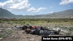 Афганские нелегальные мигранты лежат возле шоссе в ожидании их транспортировки в турецкий город Диярбакыр. 