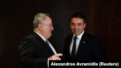 Ministri i Jashtëm grek Nikos Kotzias me homologun e tij maqedonas Nikola Dimitrov. 