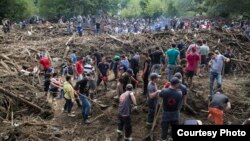 მოხალისეები და სამაშველო სამსახურის თანამშრომლები „მზიურში“ სტიქიის შედეგებს ებრძვიან. 2015 წლის 17 ივნისი
