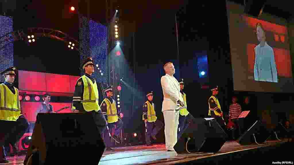 Илназ "Сәйдәш" бию төркеме белән ЮХИДИ хезмәткәрләренә мәдхия җырлый