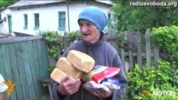 Українські вояки розвозять харчі людям в зоні АТО