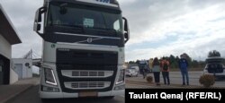 Një kamion që ka hyrë nga Serbia në Kosovë, ka vendosur targa të përkohshme.