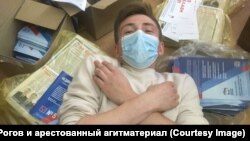 Игорь Рогов и арестованный агитматериал