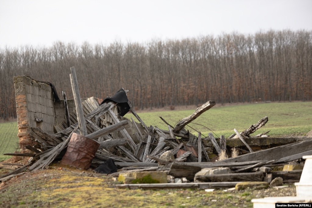 Nëpër kompleks shihen ende rrënoja të strukturave të shkatërruara në atë kohë. 