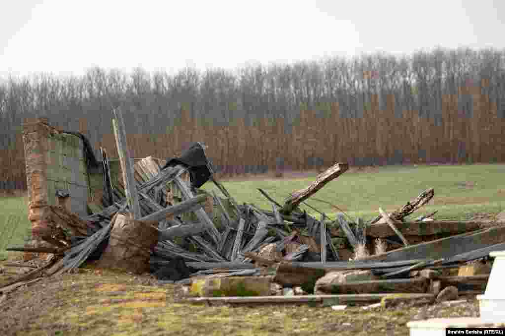 Nëpër kompleks shihen ende rrënoja të strukturave të shkatërruara në atë kohë. 