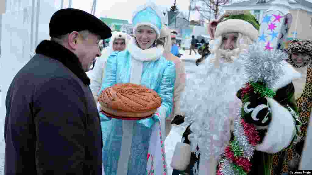 Кыш бабай белән Кар кызы Саба район башлыгы Рәис Миңнехановны да ипи-тоз белән каршылый. Ул иң беренче булып әлеге Кыш бабайлар һәм карачкылар йөрешен инстаграммадагы битенә кертте