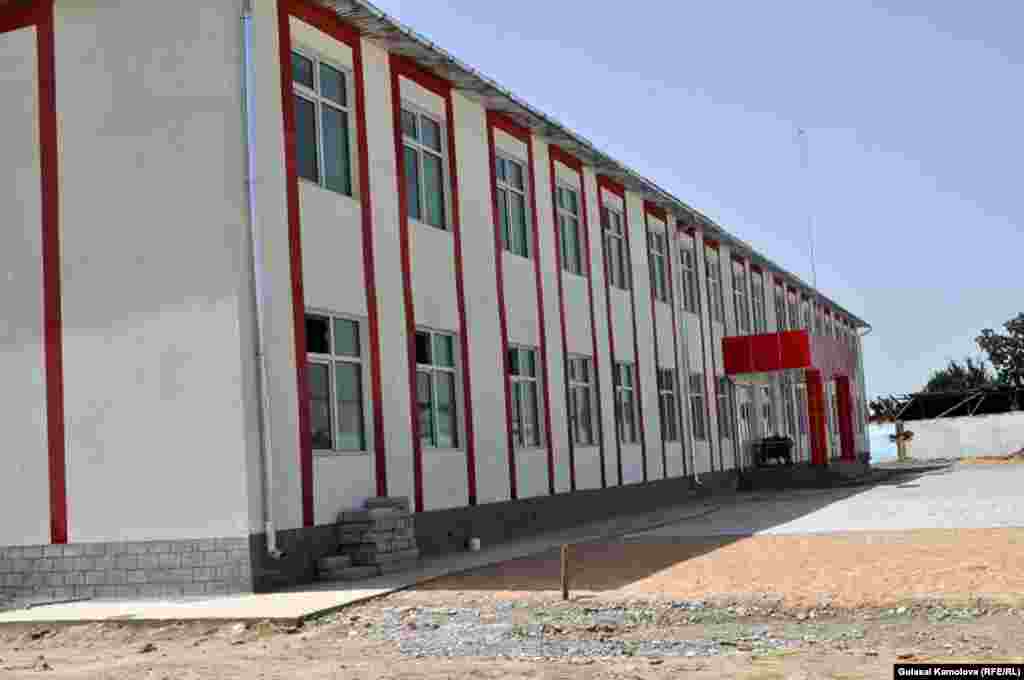 Ўш қирғини пайтида ëқиб юборилган Толстой номидаги мактабнинг янги биноси