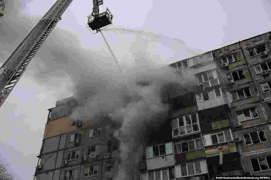 Рятувальники гасять пожежу, що виникла в багатоповерхівці в результаті російського обстрілу Києва, 29 листопада 2025 року