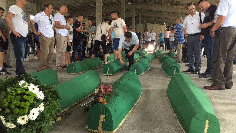 Tabuti posmrtnih ostataka Srebreničana ubijenih u genocidu dovezeni u Potočare