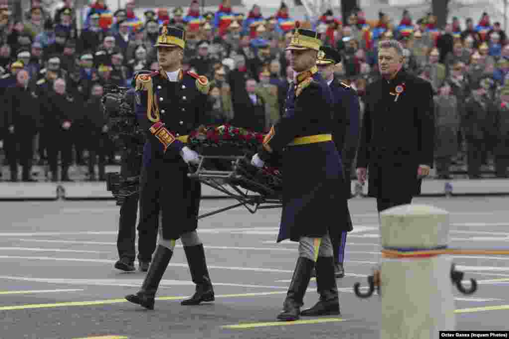 Ceremonia de depunere a unei coroane de flori&nbsp;în memoria eroilor români căzuți pe câmpurile de luptă pentru reîntregirea neamului românesc.