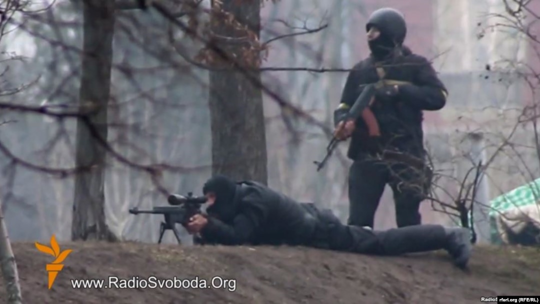 A still photo from a video by RFE/RL's Ukrainian Service (below) seemingly showing Ukrainian security forces in a confrontation with antigovernment protesters in Kyiv on February 20.