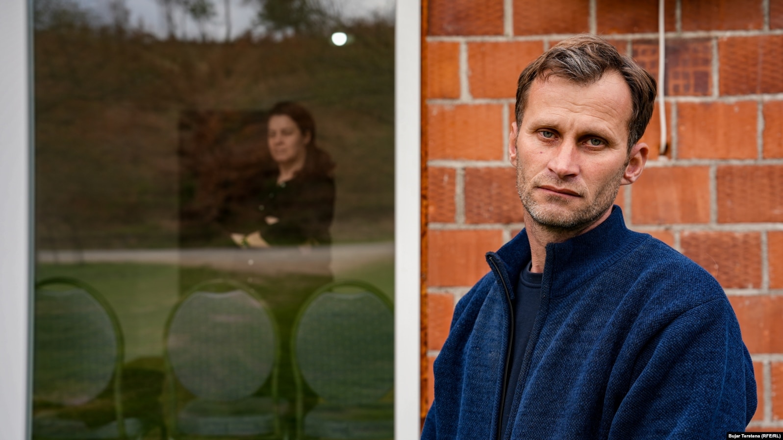 Zekë Zekaj, vëllai i katërt në familje. Në prapavijë shihet motra, Feridja.