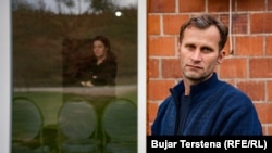 Zekë Zekaj, vëllai i katërt në familje. Në prapavijë shihet motra, Feridja.