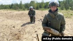 Белоруски воени инженери деминираат локација во близина на селото Паулаука во мај 2024 година.