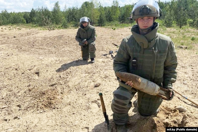 Беларуски военни сапьори по време на разминирането на обекта близо до село Павловка през май 2024 г.