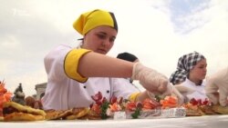 У Чернігові напекли та з’їли понад 5 тисяч дерунів (відео)