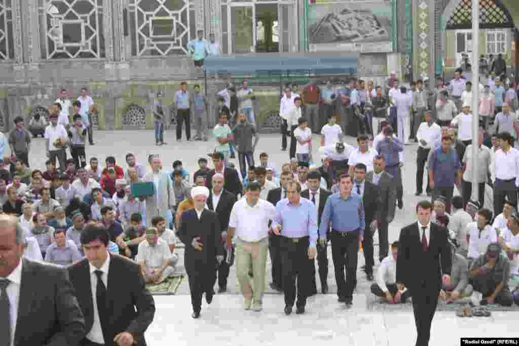 Ҳазорон намозгузор субҳи барвақт барои адои намози иди Фитр омаданд