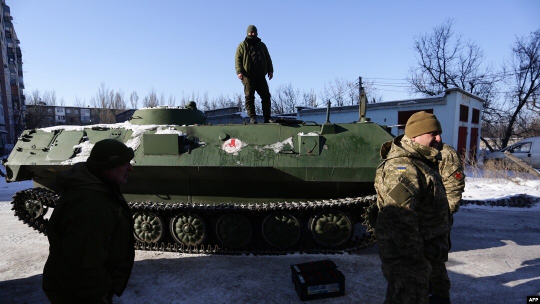 Українські військові медики після доправлення пораненого військового до лікарні в контрольованій владою України Авдіївці, 30 січня 2017 року