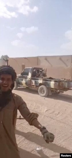 სამხედრო სტილის მანქანა ქუჩაში, სადაც შეიარაღებული მამაკაცები ზეიმობენ. კადრი 2026 წლის 26 აპრილს სოციალურ მედიაში გამოქვეყნებული ვიდეოდან. მალი, კიდალი