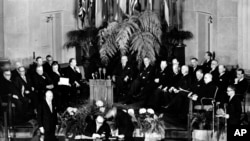Подписването на Северноатлантическия договор във Вашингтон, окръг Колумбия, на 4 април 1949 г.