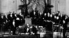 Belgium miniszterelnöke és külügyminisztere, Paul-Henri Spaak (középen) új tollat próbál ki, mielőtt aláírná az észak-atlanti paktumot Washingtonban 1949. április 4-én